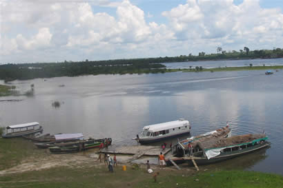 Botes de puerto en Iquitos